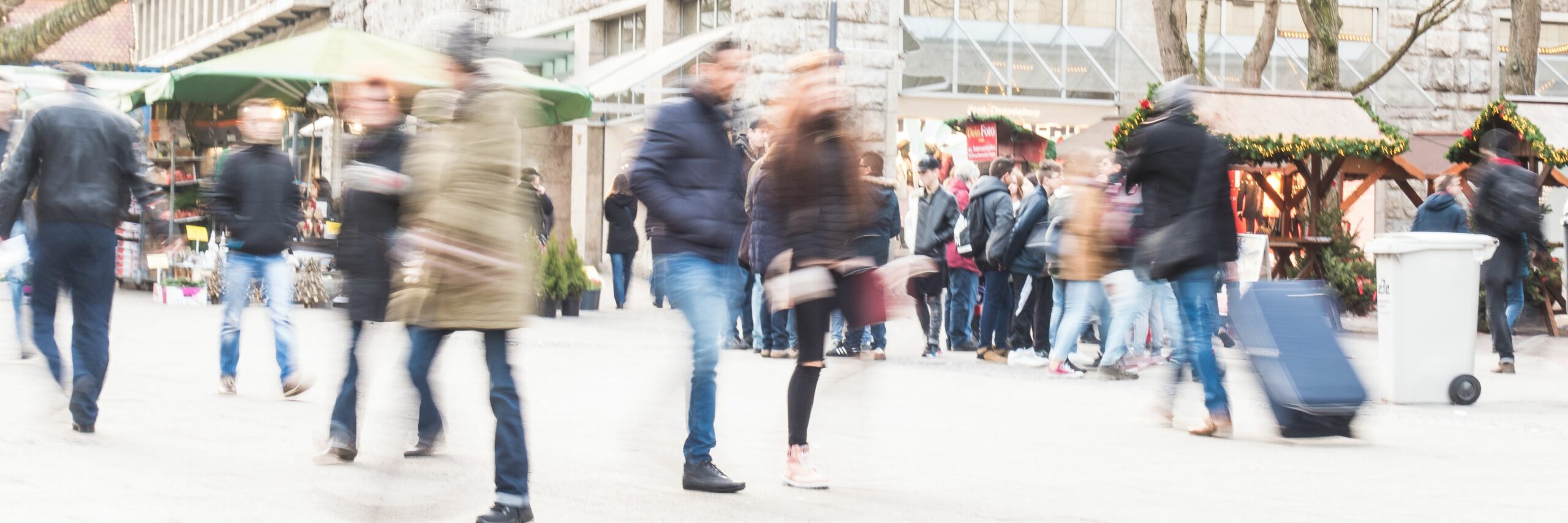 Bewegungsdaten symbolisiert durch eine belebte Fußgängerzone